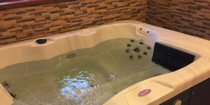 Pobyt v PENZIÓNE U VINÁRA s polpenziou, degustáciou vína MOVINO a výhodným vstupom do wellness. Dieťa do 5 rokov zadarmo.