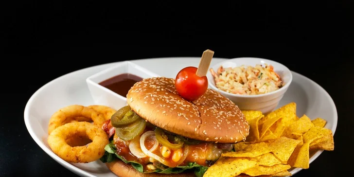 Mexico burger s hovädzím mäsom a veľké pivo Staropramen