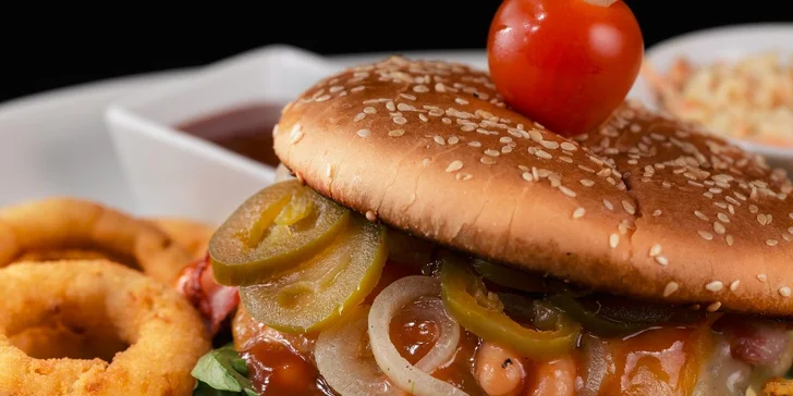 Mexico burger s hovädzím mäsom a veľké pivo Staropramen