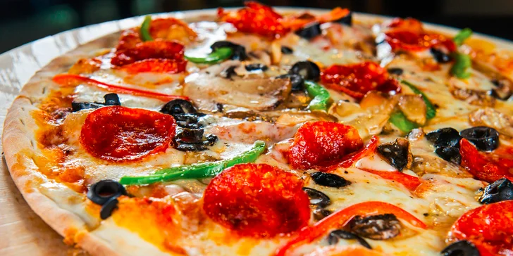 Chrumkavá pizza podľa vlastného výberu s nápojom