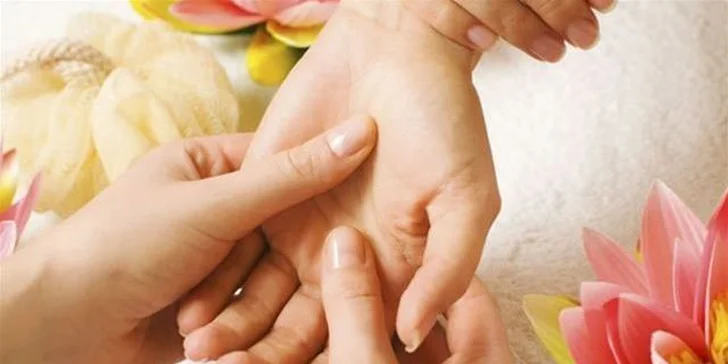 Spevnenie prírodných nechtov RockLAC - manikúra s expresným permanentným lakovaním, gélové nechty alebo japonská a wellness manikúra.