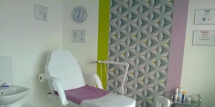 Klasická mokrá pedikúra s ošetrujúcou kúrou na nechty a lakovaním