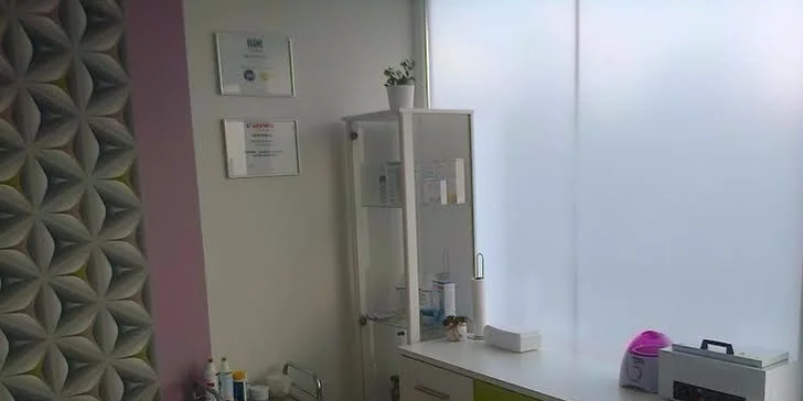 Klasická mokrá pedikúra s ošetrujúcou kúrou na nechty a lakovaním