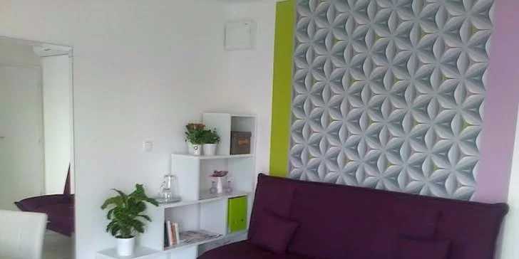 Klasická mokrá pedikúra s ošetrujúcou kúrou na nechty a lakovaním