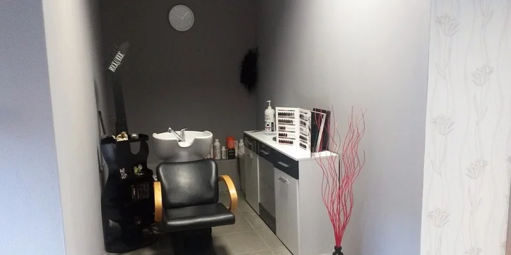 Dámsky strih s umývaním, fúkaním a stylingom alebo farbenie s regeneračnou kúrou