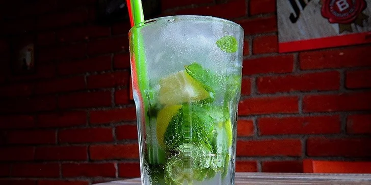 Populárne miešané drinky v Hangout café na Župnom námestí