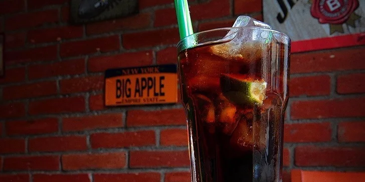 Populárne miešané drinky v Hangout café na Župnom námestí