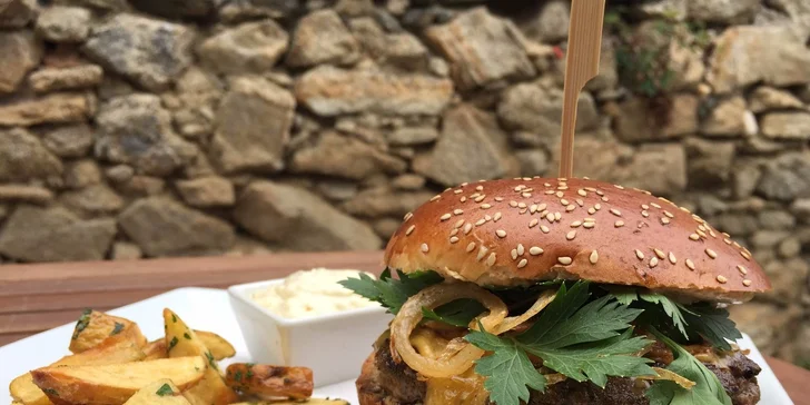 Hovädzí burger a domáce hranolčeky od profesionálneho šéfkuchára, ktorý spolupracoval aj s Jamiem Oliverom!