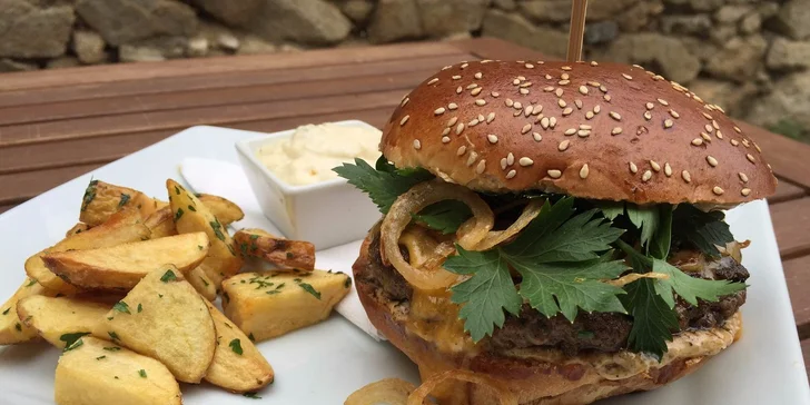 Hovädzí burger a domáce hranolčeky od profesionálneho šéfkuchára, ktorý spolupracoval aj s Jamiem Oliverom!