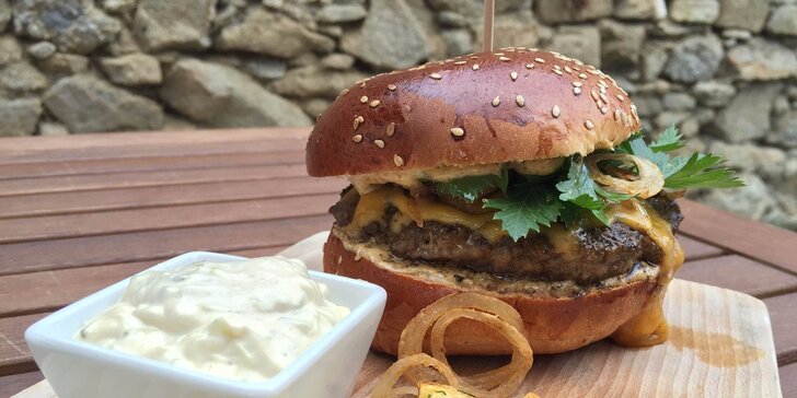 Hovädzí burger a domáce hranolčeky od profesionálneho šéfkuchára, ktorý spolupracoval aj s Jamiem Oliverom!