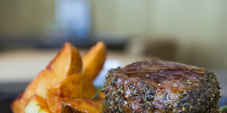 Gurmánska špecialita v Pulitzeri u zlatého jeleňa: Juhoamerický grilovaný hovädzí steak s prílohou a domácou slepačou polievkou