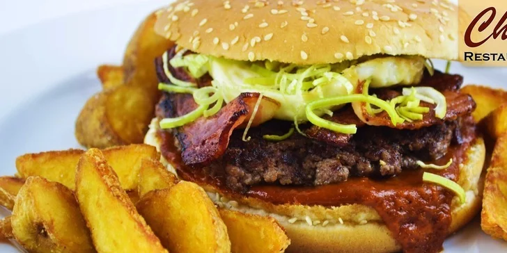 Skvelý domáci, bohato obložený hovädzí burger s americkými zemiakmi