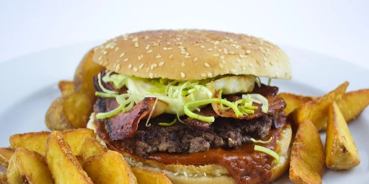 Skvelý domáci, bohato obložený hovädzí burger s americkými zemiakmi