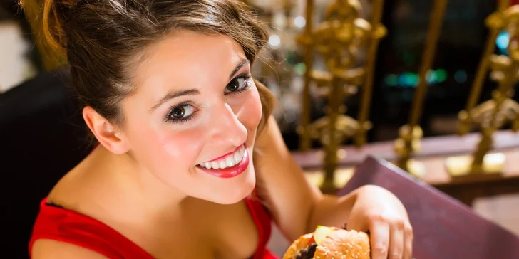 Skvelý domáci, bohato obložený hovädzí burger s americkými zemiakmi