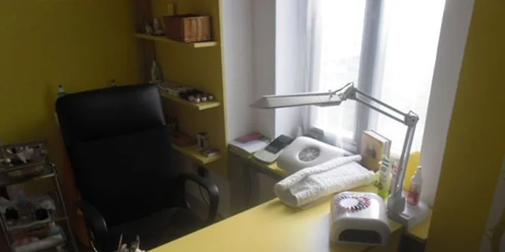 Klasická manikúra a lakovanie alebo farebný gél lak