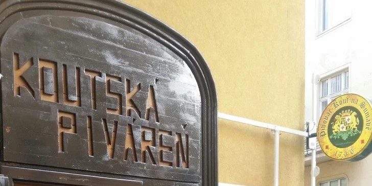 Pochúťka na tanieri: marinované grilované rebierka či koleno s prílohou a chlebom