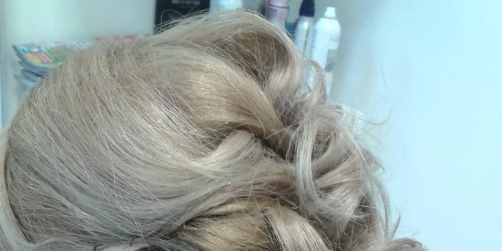 Dámske strihanie s regeneračnou maskou alebo blond melír