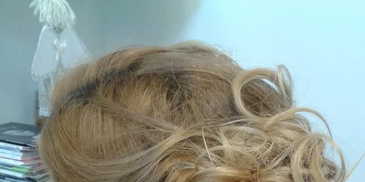 Dámske strihanie s regeneračnou maskou alebo blond melír