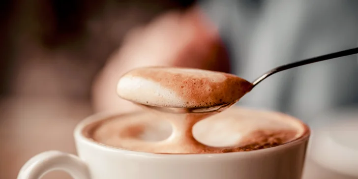 Espresso s mliečkom a citronádou alebo bazovou limonádou
