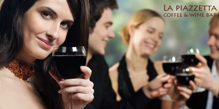 Fľaša vína a syrový tanier v LA PIAZZETTA coffee & wine bar