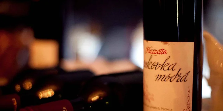 Fľaša vína a syrový tanier v LA PIAZZETTA coffee & wine bar