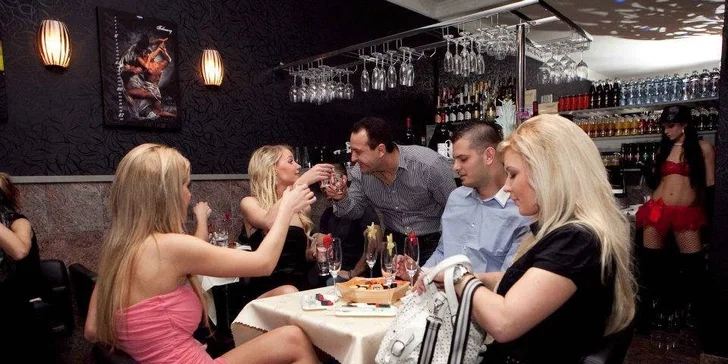 Fľaša vína a syrový tanier v LA PIAZZETTA coffee & wine bar