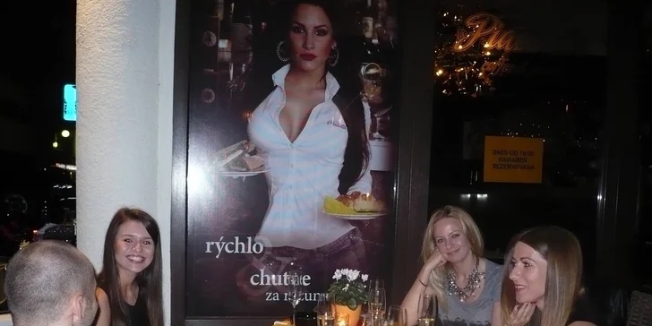 Fľaša vína a syrový tanier v LA PIAZZETTA coffee & wine bar