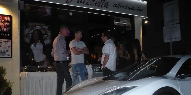 Fľaša vína a syrový tanier v LA PIAZZETTA coffee & wine bar