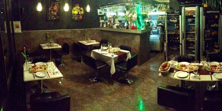 Fľaša vína a syrový tanier v LA PIAZZETTA coffee & wine bar