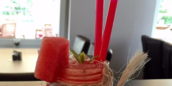 Káva s croissantom, marlenkou, so zmrzlinou alebo limonádou