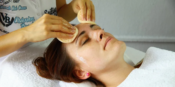 Diamantová dermabrázia s masážou rúk a úpravou obočia