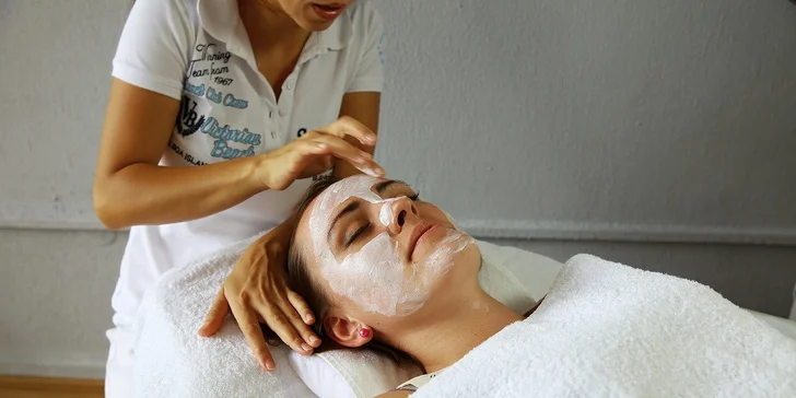 Diamantová dermabrázia s masážou rúk a úpravou obočia