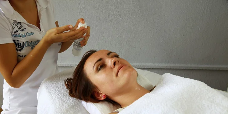 Diamantová dermabrázia s masážou rúk a úpravou obočia