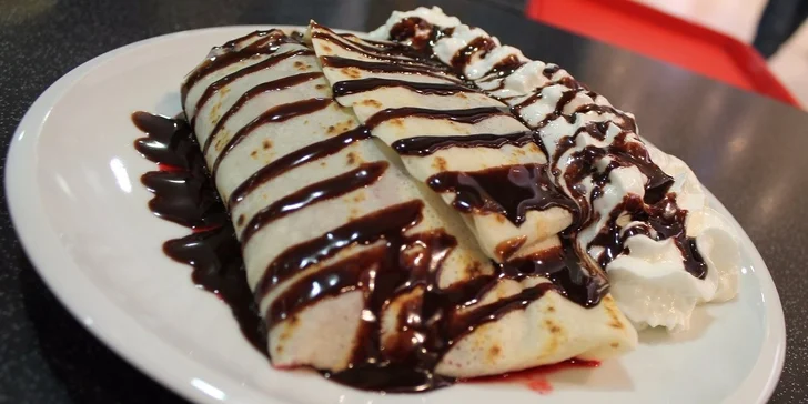 Palacinka s plnkami/pudingom, ovocím, šľahačkou a čokoládovou polevou + nápoj v Créperie, Polus City Center