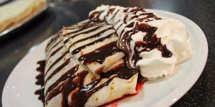 Palacinka s plnkami/pudingom, ovocím, šľahačkou a čokoládovou polevou + nápoj v Créperie, Polus City Center