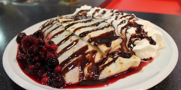 Palacinka s plnkami/pudingom, ovocím, šľahačkou a čokoládovou polevou + nápoj v Créperie, Polus City Center