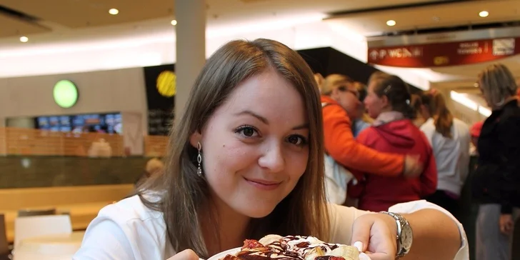 Palacinka s plnkami/pudingom, ovocím, šľahačkou a čokoládovou polevou + nápoj v Créperie, Polus City Center