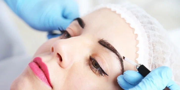 Permanentný make-up obočia čiarkovanou metódou alebo výplňou