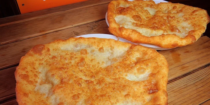Dva domáce cesnakové langoše za cenu jedného; najlepšie v kraji!