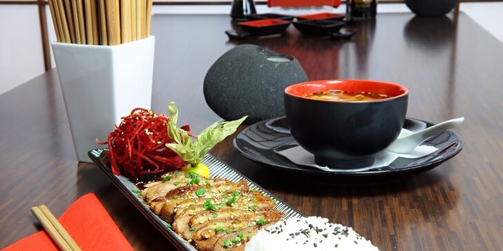 Tradičná japonská polievka a kačka Teriyaki v OSAKA Sushi Bare