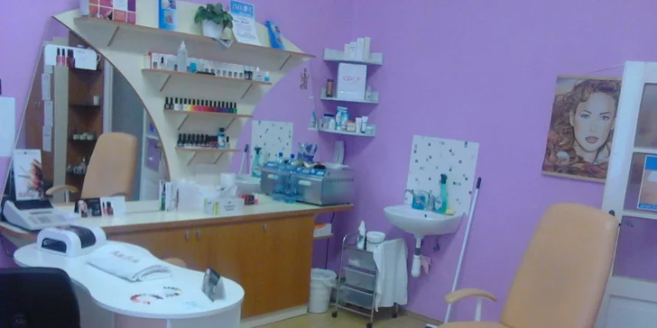 Krásne gélové nechty s lakovaním v centre mesta