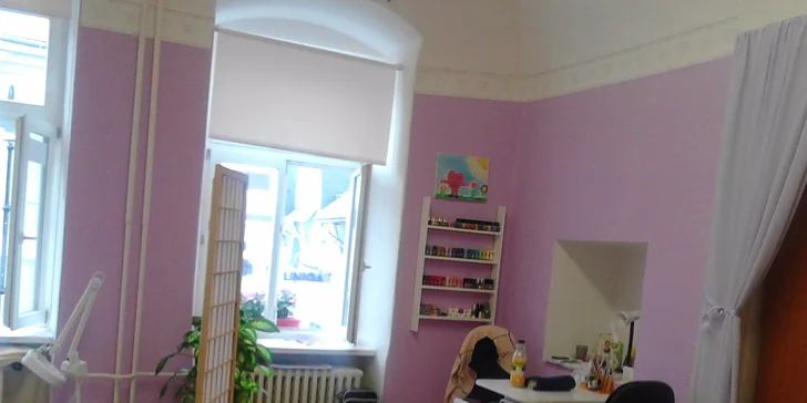 Krásne gélové nechty s lakovaním v centre mesta
