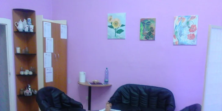 Krásne gélové nechty s lakovaním v centre mesta