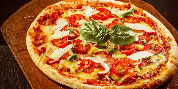 Chrumkavá pizza podľa vlastného výberu - zľavy až do 55 %!