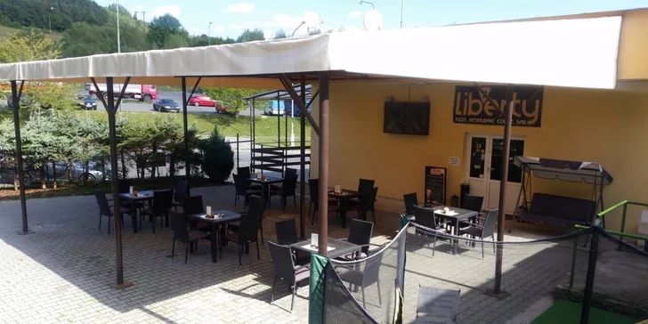 Chrumkavá pizza podľa vlastného výberu - zľavy až do 55 %!