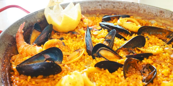 Pravá španielska paella de marisco alebo de pollo