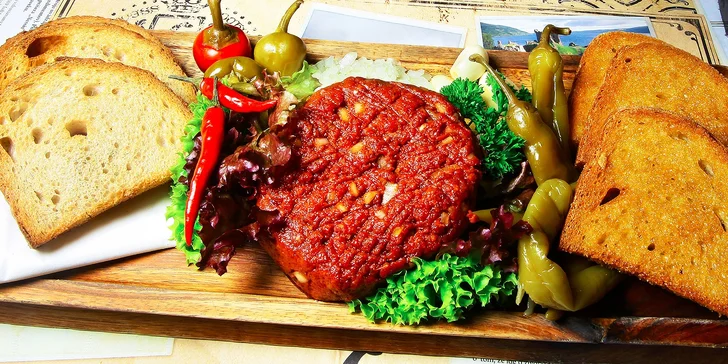 Poriadny tatarák pre 1 či 2 osoby s hriankami a cesnakom – presne, ako to má byť!