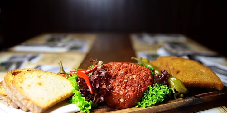 Poriadny tatarák pre 1 či 2 osoby s hriankami a cesnakom – presne, ako to má byť!