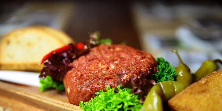 Poriadny tatarák pre 1 či 2 osoby s hriankami a cesnakom – presne, ako to má byť!