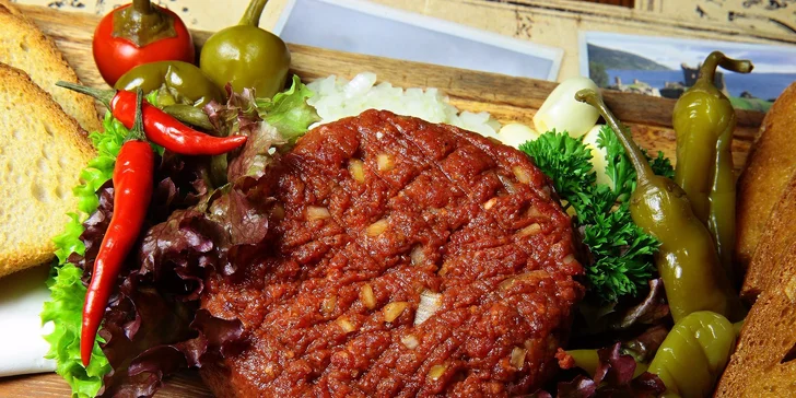Poriadny tatarák pre 1 či 2 osoby s hriankami a cesnakom – presne, ako to má byť!
